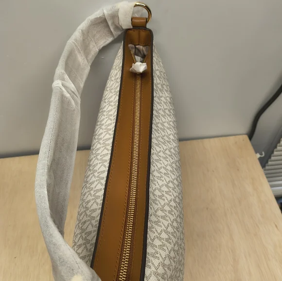 Michael Kors Brooke Lg Zip Hobo in Vanilla/Acorn - Picture 5 of 13